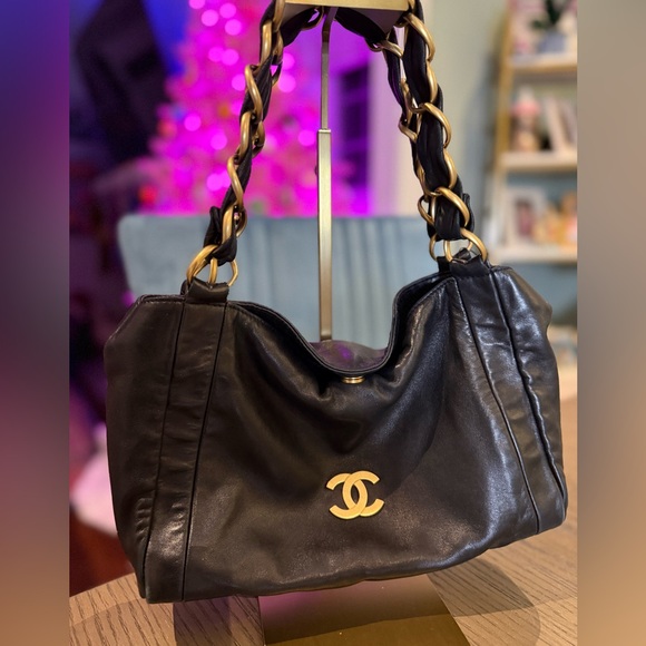 CHANEL Black Leather with Chunky Gold Chain Shoulder Bag - Full Inculsion - Picture 4 of 13